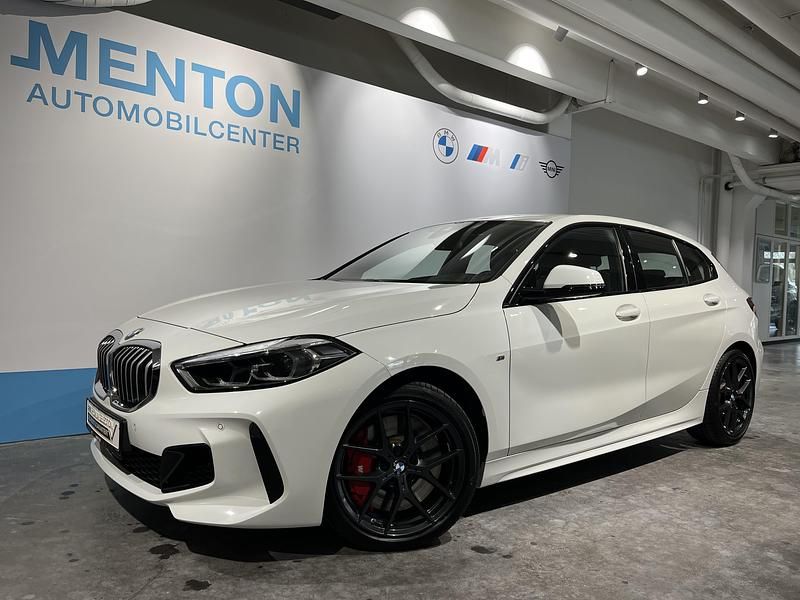 Weiß Gebraucht 2021 BMW 128 Performance Limousine | 28.590 € (Fairer Preis) - Bild 1/4