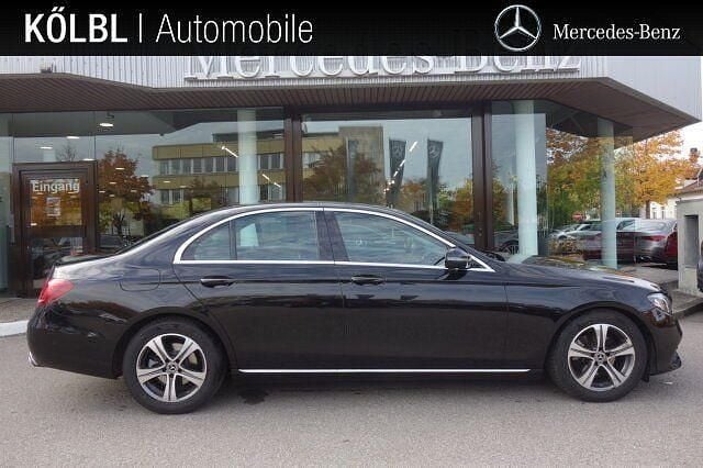 Lack obsidianschwarz Gebraucht 2018 Mercedes E220 Avantgarde Limousine | 22.980 € (Guter Preis) - Bild 1/4
