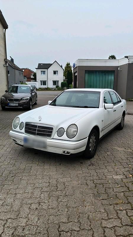 Weiß Gebraucht 1996 Mercedes E230 Limousine | 3.950 € - Bild 1/4
