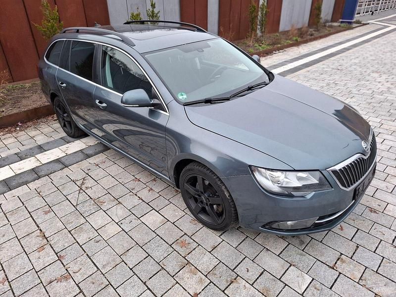 Grau Gebraucht 2013 Skoda Superb Kombi | 6.999 € (Superpreis) - Bild 1/4