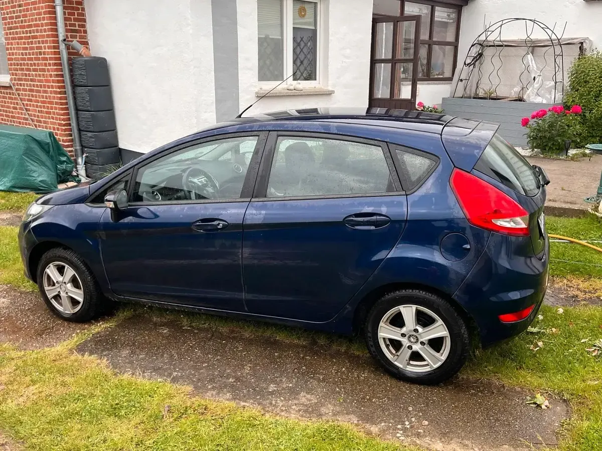 Gebraucht Ford Fiesta 70 PS (51 kW) 2012 Blau Kleinwagen
