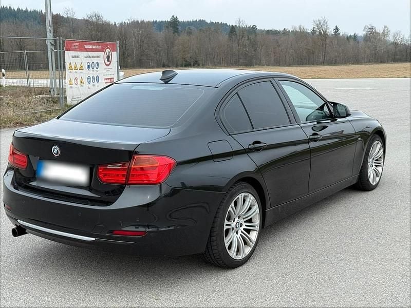 Gebraucht BMW 318 143 PS (105 kW) 2012 Schwarz Limousine