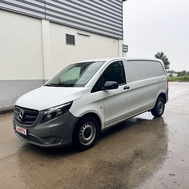 Weiß Gebraucht 2020 Mercedes Vito Van / Kleinbus | 14.200 € - Bild 1/4