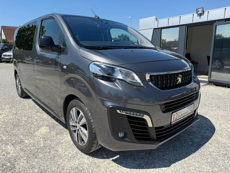 Grau Gebraucht 2022 Peugeot Traveller Business-Line Van / Kleinbus | 28.499 € (Guter Preis) - Bild 1/4