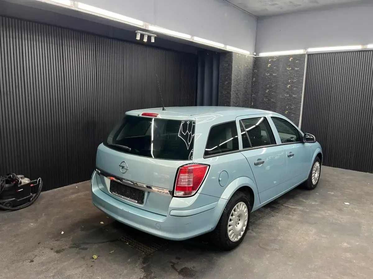 Używany Opel Astra 90 KM (66 kW) 2009 Niebieski Kombi