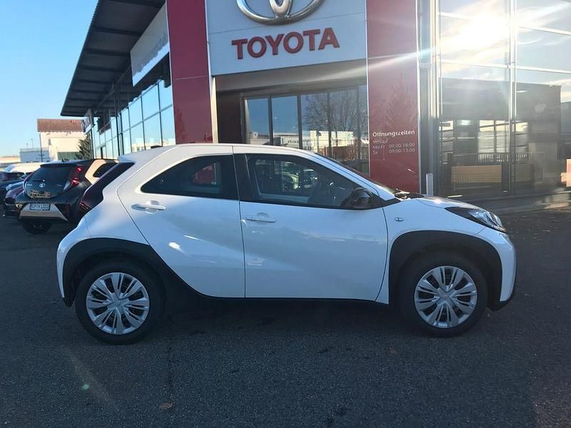 Neu Toyota Aygo X Business Edition 72 PS (52 kW) 2025 Weiß SUV