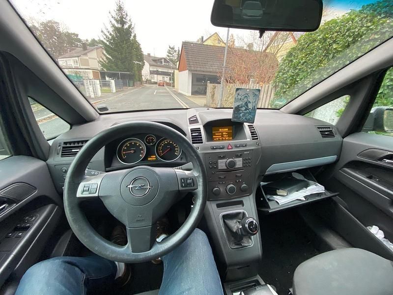 Silber Gebraucht 2006 Opel Zafira Van / Kleinbus | 1.000 € (Superpreis) - Bild 1/4