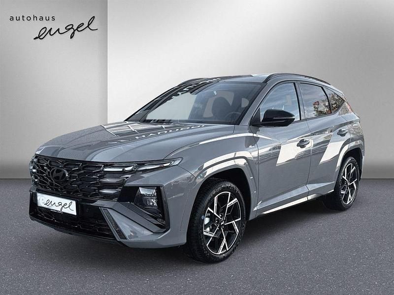 Shadow grey uni Neu 2025 Hyundai Tucson N Line SUV | 34.489 € (Fairer Preis) - Bild 1/4