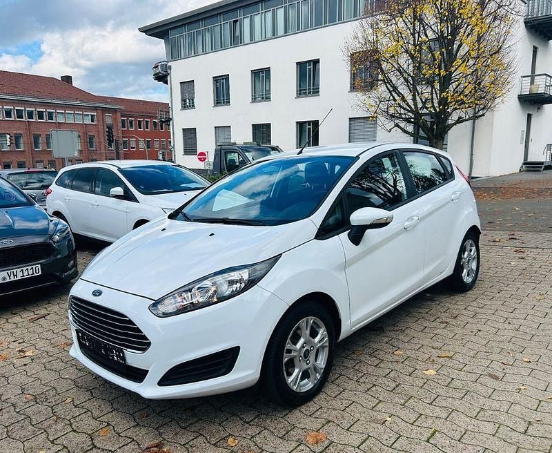 Weiß Gebraucht 2013 Ford Fiesta SYNC Edition Kleinwagen | 4.900 € (Fairer Preis) - Bild 1/4