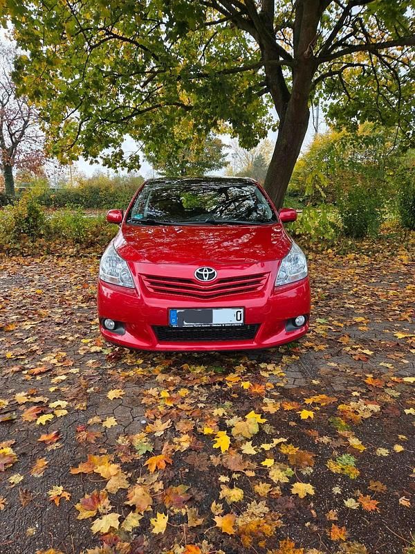 Rot Gebraucht 2012 Toyota Verso Van / Kleinbus | 8.999 € (Fairer Preis) - Bild 1/4