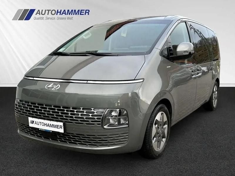 Olivine grey / min Gebraucht 2024 Hyundai Staria Prime Van / Kleinbus | 46.340 € (Teuer) - Bild 1/1