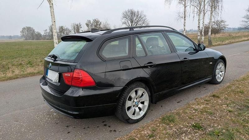 Gebraucht BMW 320 Sport Line 177 PS (130 kW) 2010 Schwarz Kombi