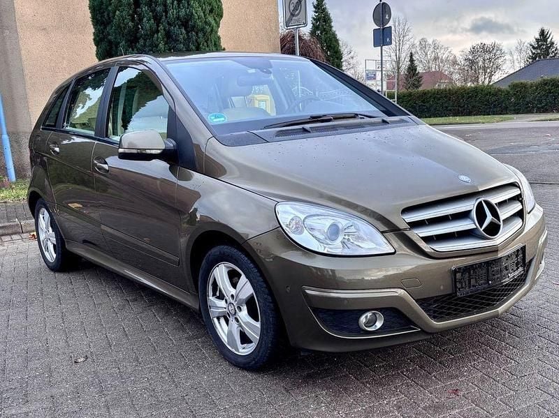 Braun Gebraucht 2009 Mercedes B180 Van / Kleinbus | 4.290 € (Fairer Preis) - Bild 1/4