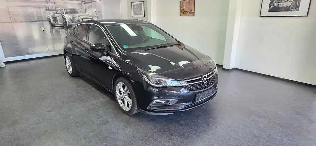 Używany Opel Astra Dynamic 105 KM (77 kW) 2016 Czarny Sedan/Limuzyna