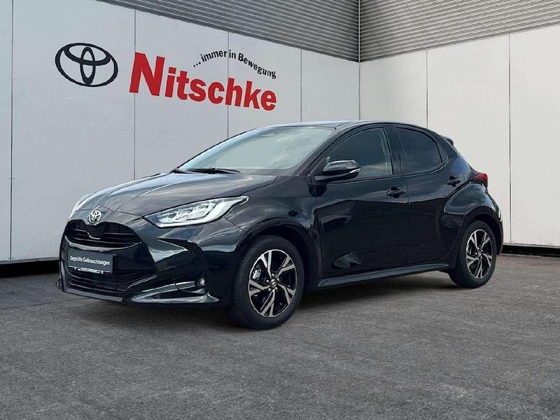 Black mica / ink Neu 2025 Toyota Yaris Hybrid Limousine | 22.690 € (Superpreis) - Bild 1/4