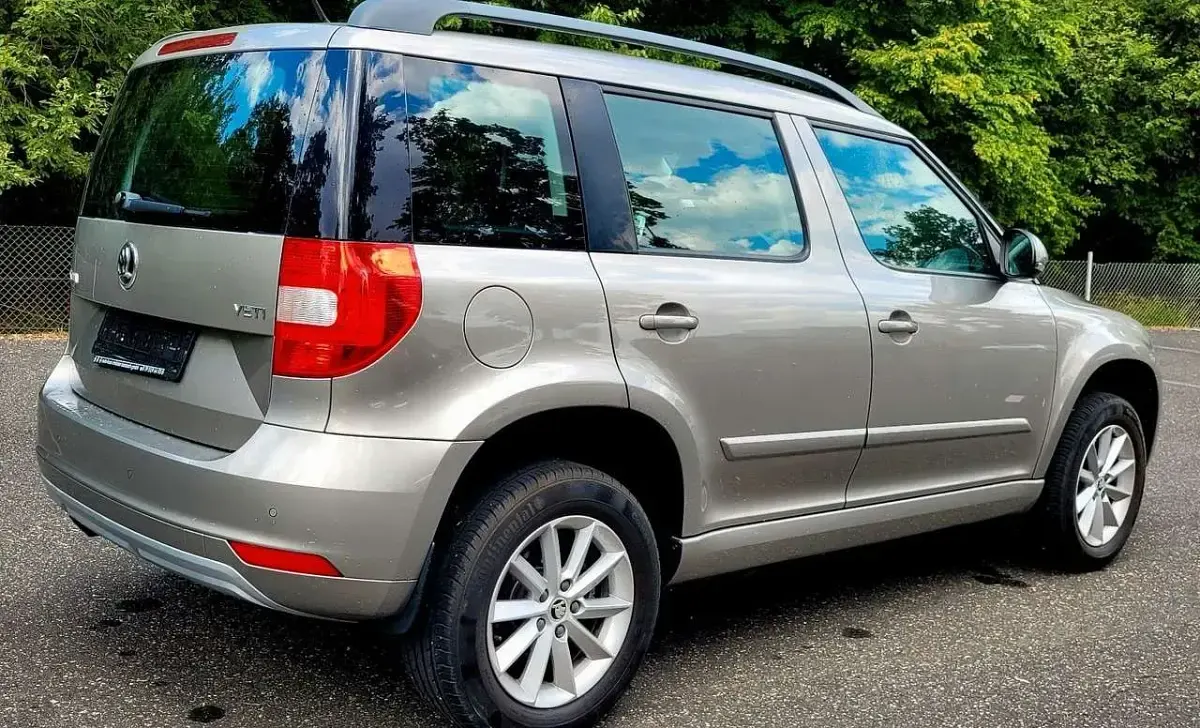 Gebraucht Skoda Yeti Ambition 105 PS (77 kW) 2015 Bezova capuccino/capuccino bei SUV