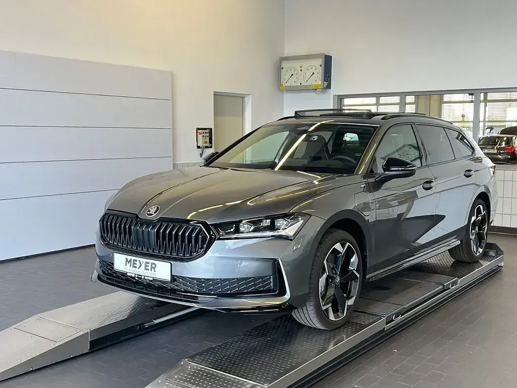 Neu Skoda Superb SportLine 204 PS (150 kW) 2026 Graphitegrau metallic Kombi