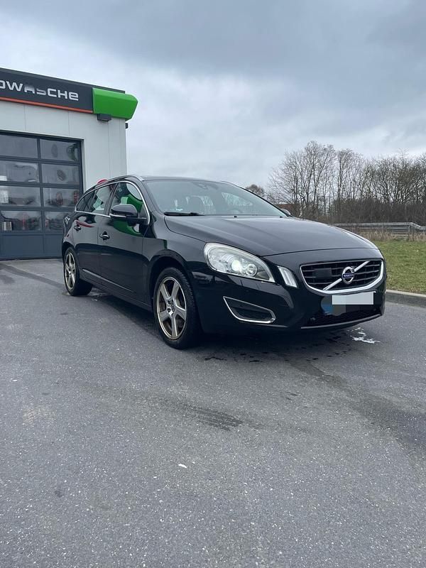 Schwarz Gebraucht 2010 Volvo V60 Summum Kombi | 6.500 € (Guter Preis) - Bild 1/4