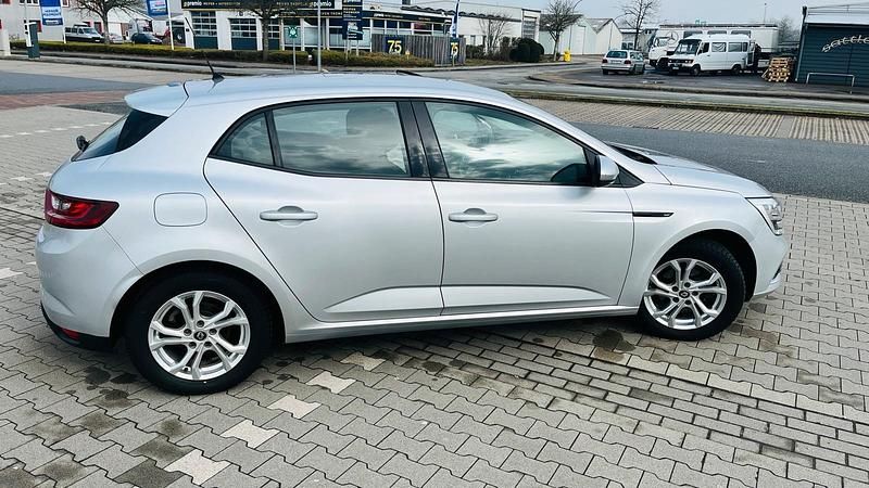 Gebraucht Renault Mégane IV 110 PS (80 kW) 2018 Silber Kleinwagen