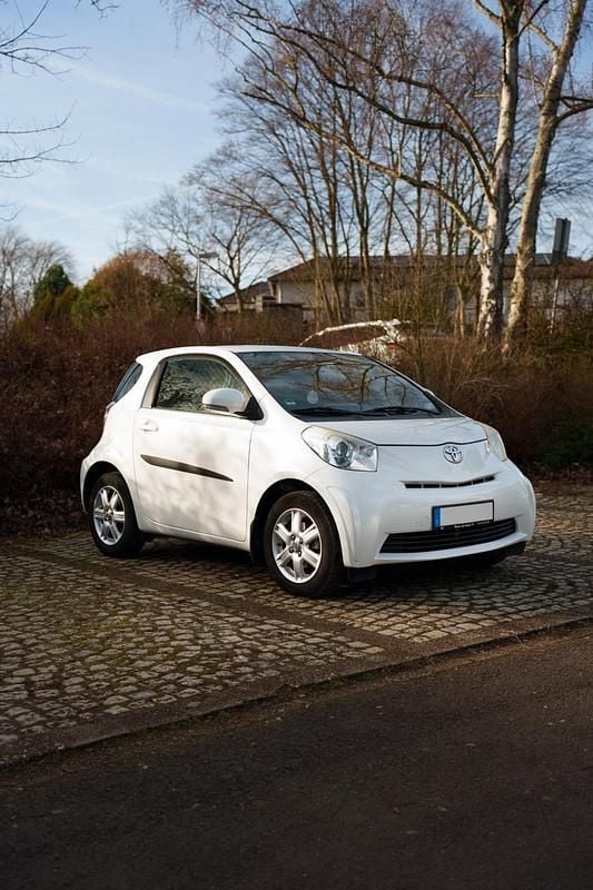 Weiß Gebraucht 2011 Toyota iQ Kleinwagen | 4.750 € (Fairer Preis) - Bild 1/4