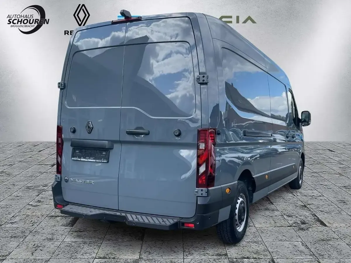 Używany Renault Master 150 KM (110 kW) 2025 Szary Minivan