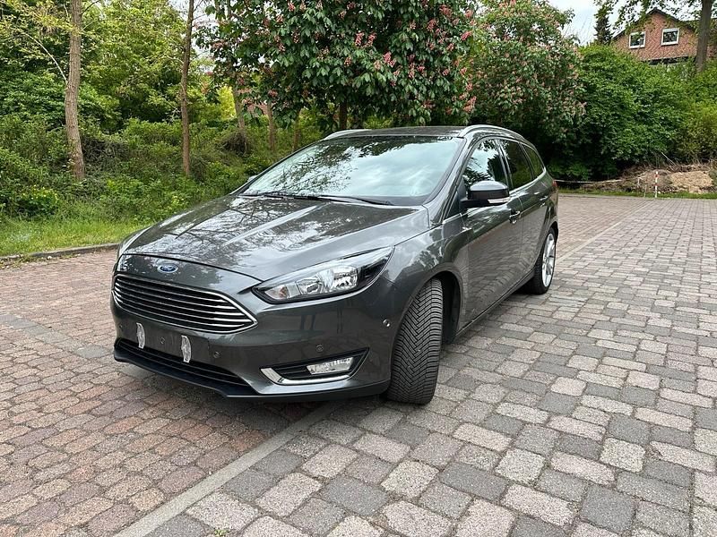 Grau Gebraucht 2015 Ford Focus Titanium Kombi | 10.300 € (Fairer Preis) - Bild 1/4