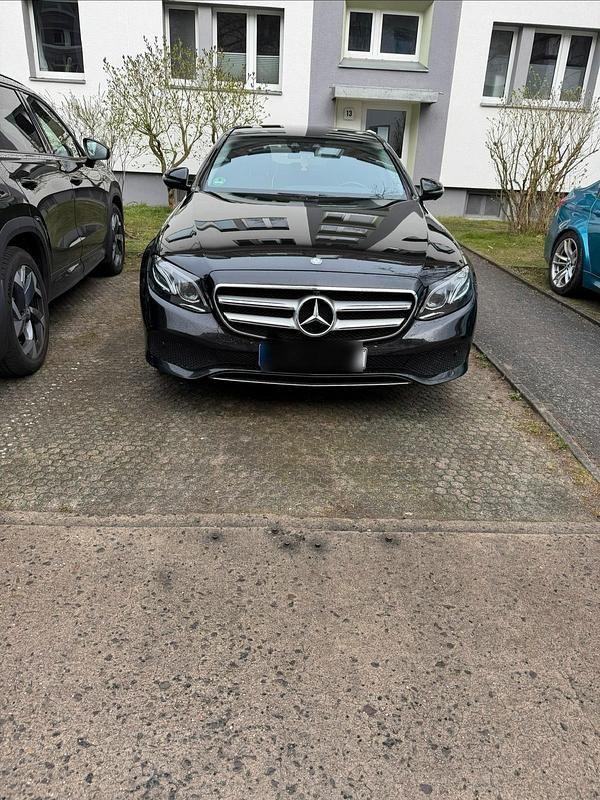Gebraucht Mercedes E220 194 PS (142 kW) 2018 Schwarz Limousine