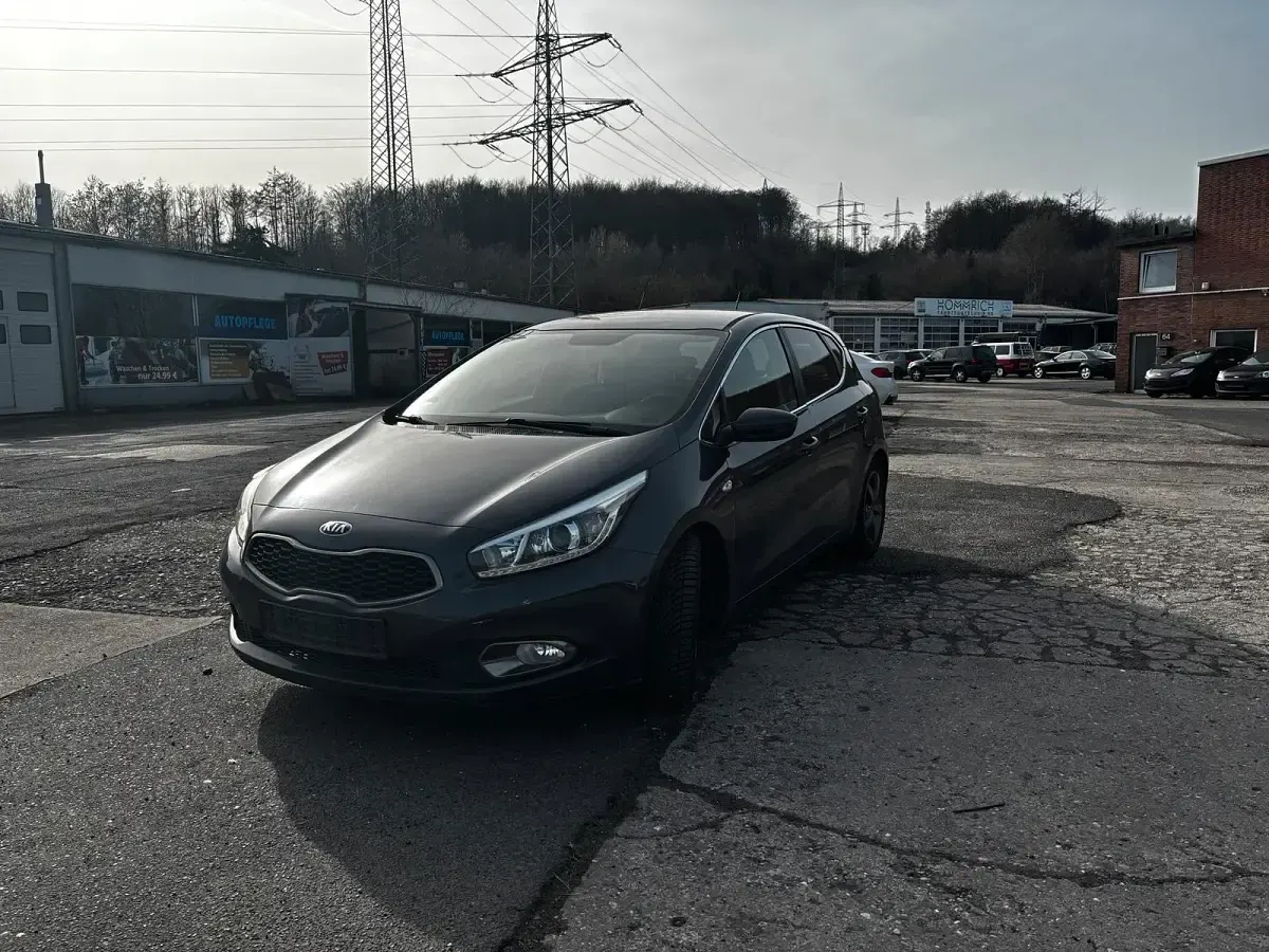 Gebraucht Kia Ceed 126 PS (92 kW) 2014 Grau Kleinwagen