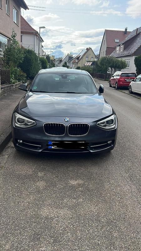 Grau Gebraucht 2012 BMW 118 Sport Line Kleinwagen | 8.200 € (Fairer Preis) - Bild 1/4