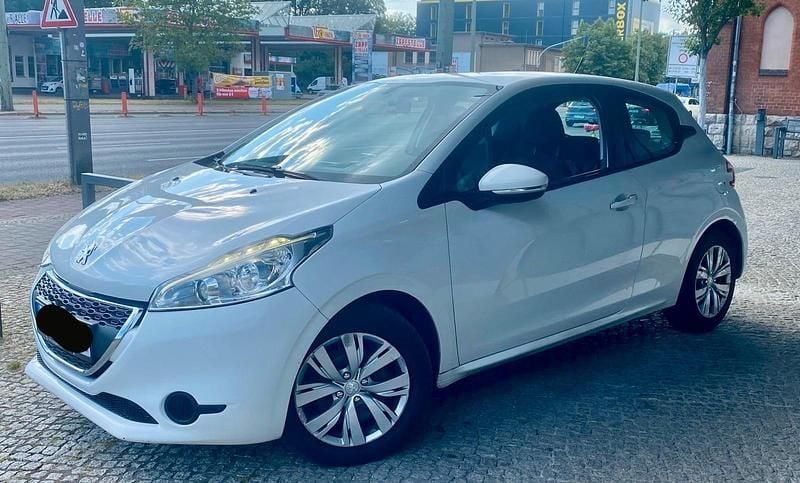 Weiß Gebraucht 2014 Peugeot 208 Kleinwagen | 3.500 € (Guter Preis) - Bild 1/4