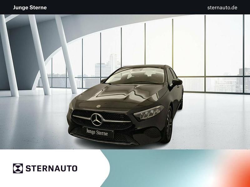 Unilack nachtschwarz Gebraucht 2023 Mercedes A200 Advanced Plus Limousine | 28.380 € (Fairer Preis) - Bild 1/4