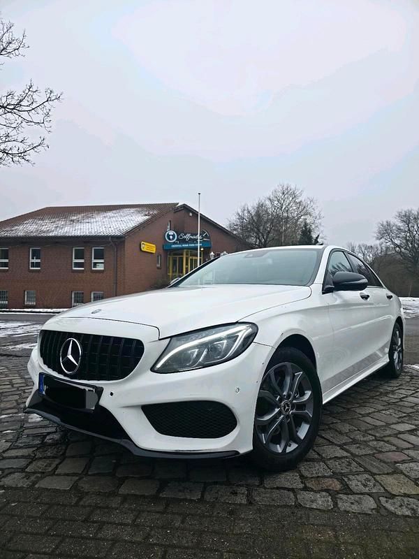 Weiß Gebraucht 2015 Mercedes C220 AMG Limousine | 11.999 € (Fairer Preis) - Bild 1/4