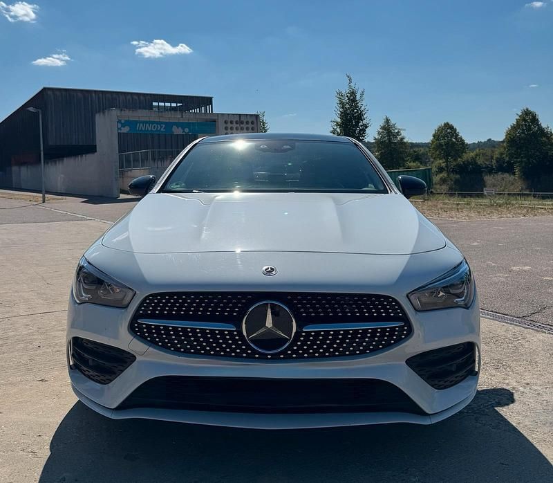 Weiß Gebraucht 2023 Mercedes CLA200 Coupé | 35.950 € (Etwas zu teuer) - Bild 1/4