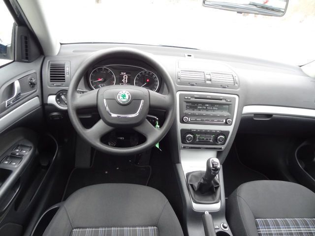 Gebraucht Skoda Octavia Family 122 PS (89 kW) 2012 Blau metallic Limousine
