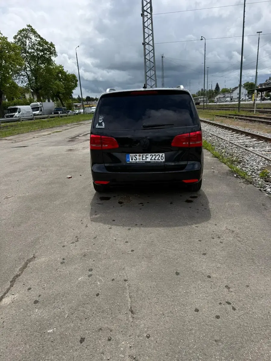 Gebraucht VW Touran 105 PS (77 kW) 2011 Schwarz Van / Kleinbus
