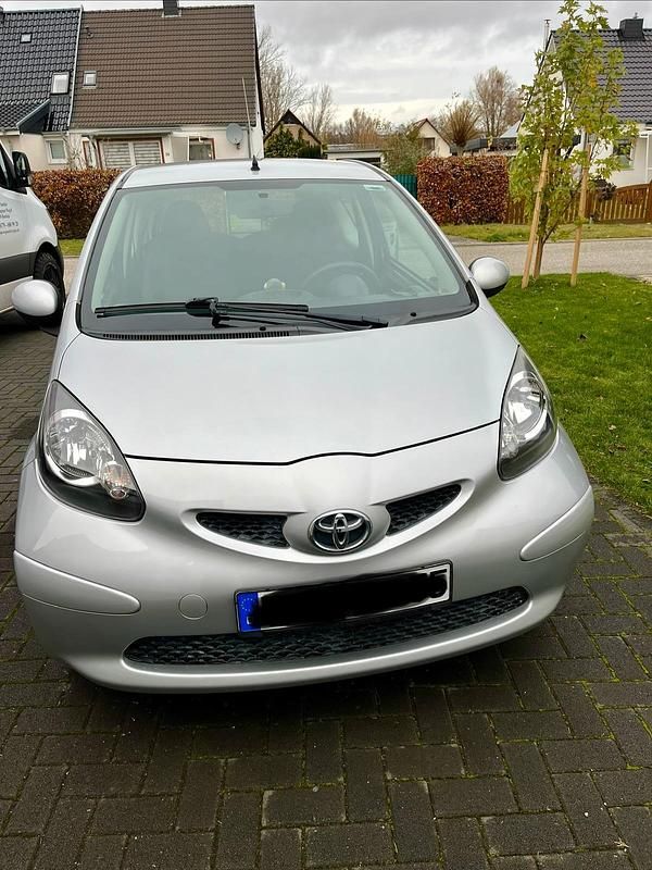 Silber Gebraucht 2008 Toyota Aygo Cool Kleinwagen | 2.900 € (Fairer Preis) - Bild 1/4