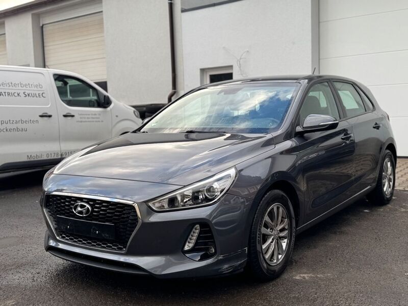 Grau Gebraucht 2017 Hyundai i30 Passion Limousine | 10.900 € (Guter Preis) - Bild 1/4
