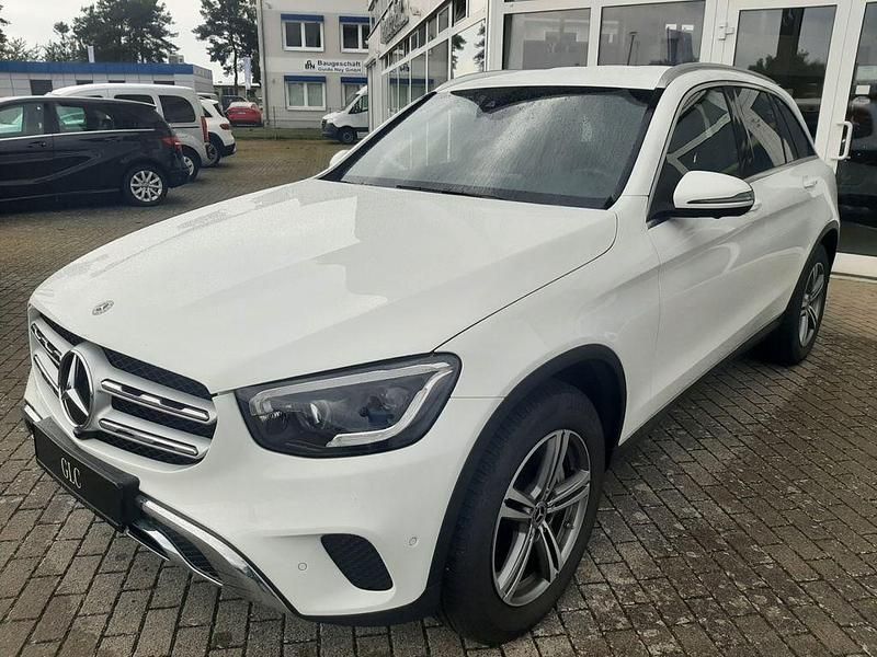 Weiß Gebraucht 2020 Mercedes GLC300 SUV | 41.990 € (Guter Preis) - Bild 1/4
