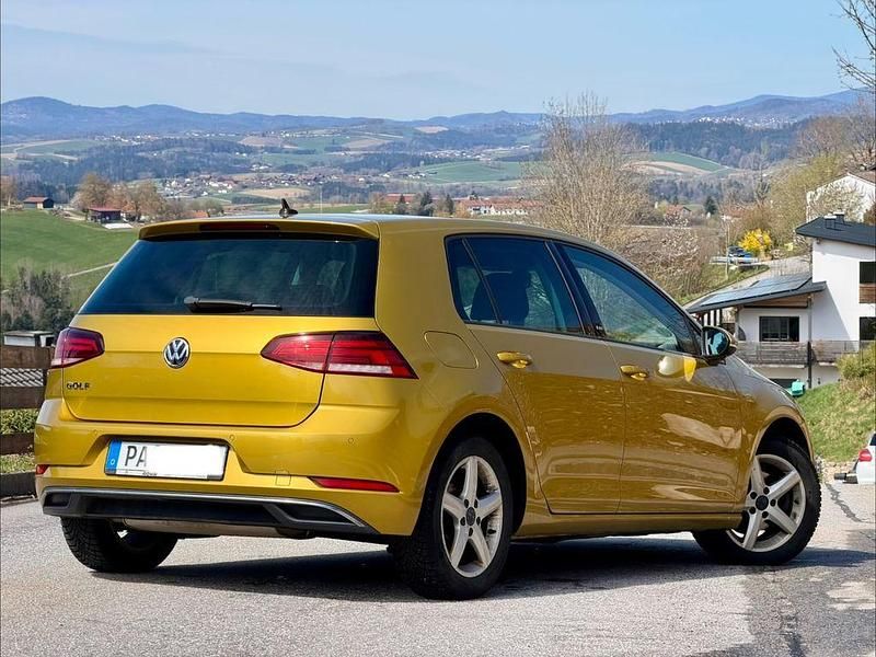 Gebraucht VW Golf VII Sound 110 PS (80 kW) 2018 Gold Limousine