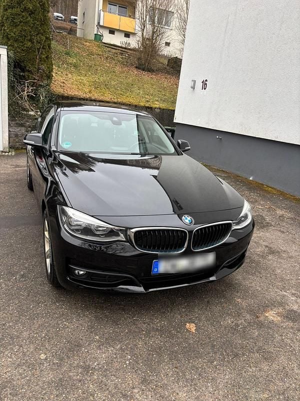 Schwarz Gebraucht 2017 BMW 318 Gran Turismo Limousine | 11.390 € (Superpreis) - Bild 1/4