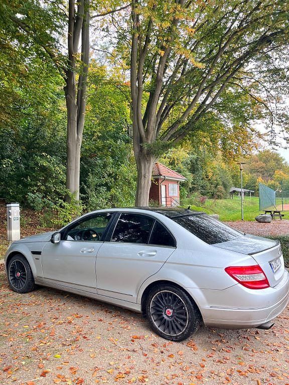 Silber Gebraucht 2008 Mercedes 220 Limousine | 7.000 € - Bild 1/4