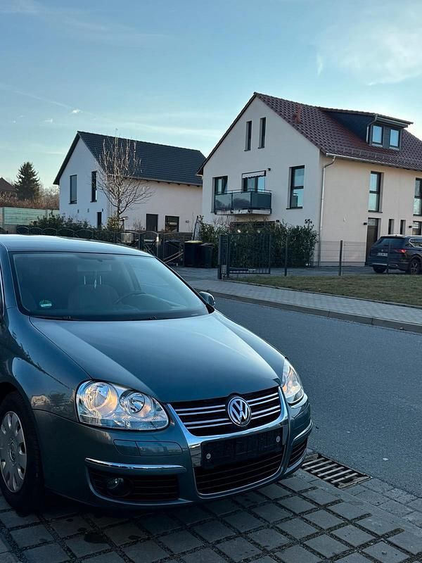 Gebraucht VW Jetta 116 PS (85 kW) 2005 Grau Limousine