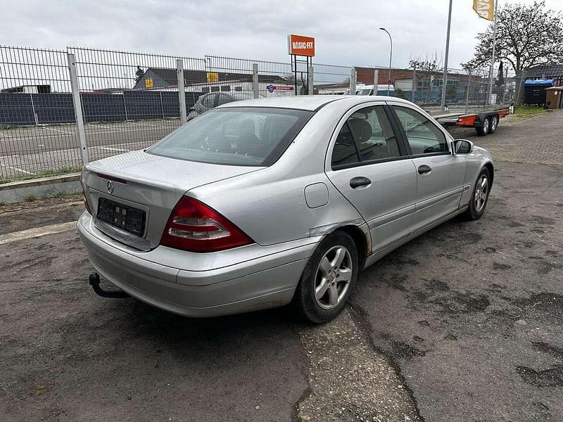 Usado Mercedes C200 Classic 163 HP (119 kW) 2000 Prateado Sedan