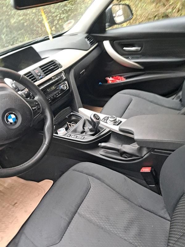 Schwarz Gebraucht 2016 BMW 320 Kombi | 11.300 € (Superpreis) - Bild 1/4