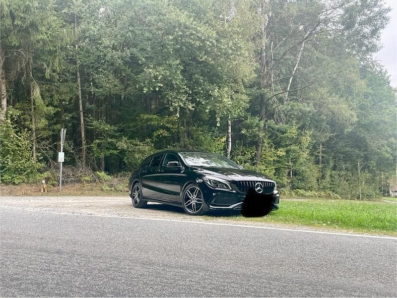 Schwarz Gebraucht 2018 Mercedes CLA250 Limousine | 21.900 € (Fairer Preis) - Bild 1/4