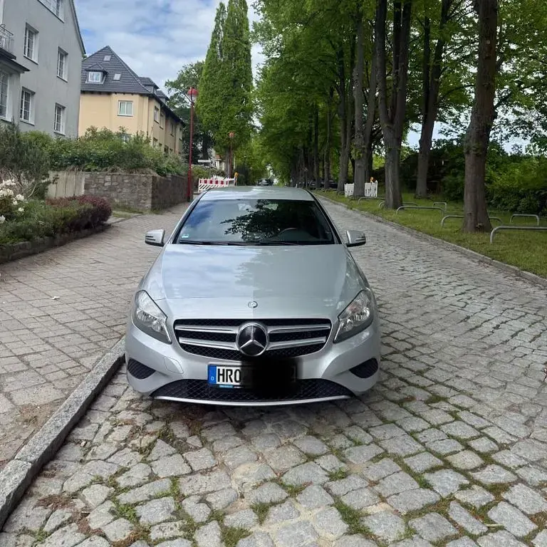 Używany Mercedes A180 122 KM (89 kW) 2012 Srebrny Sedan/Limuzyna