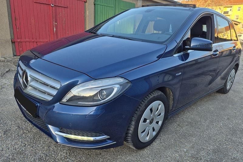 Gebraucht Mercedes B180 122 PS (89 kW) 2012 Blau Van / Kleinbus