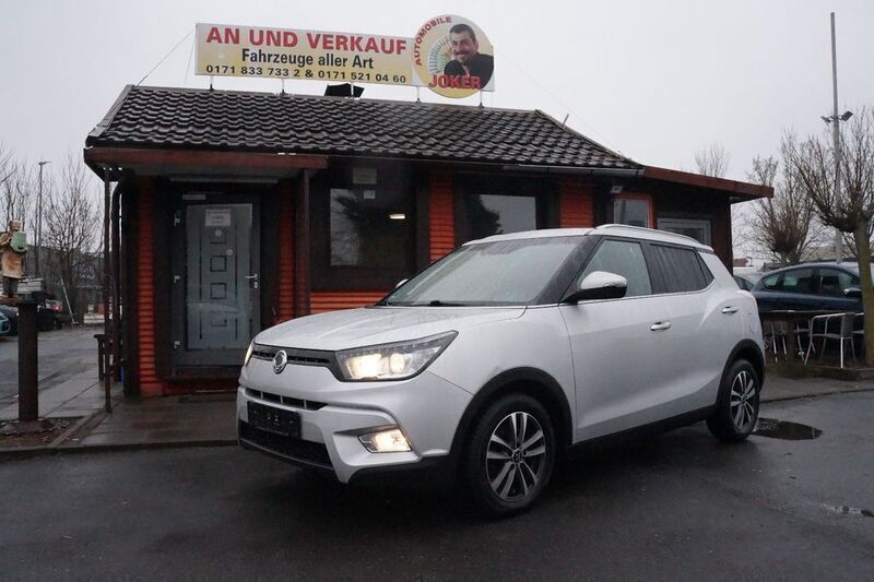 Grau Gebraucht 2016 Ssangyong Tivoli Crystal SUV | 6.490 € (Fairer Preis) - Bild 1/4