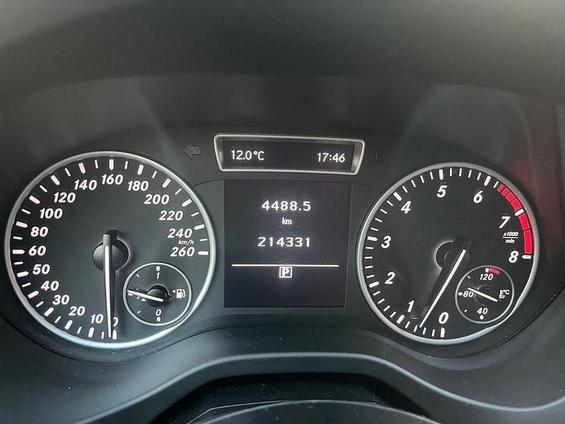 Gebraucht Mercedes A180 122 PS (89 kW) 2013 Blau Limousine