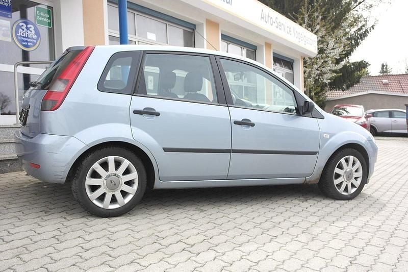 Używany Ford Fiesta 80 KM (58 kW) 2005 Niebieski Hatchback